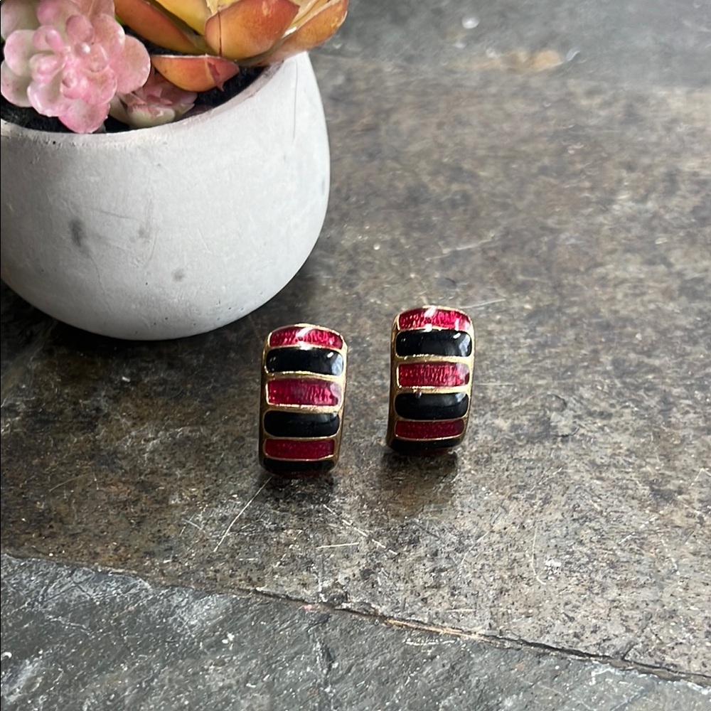 VTG Elegant Red and Black enameled CLIP ON Earrings - Picture 3 of 5